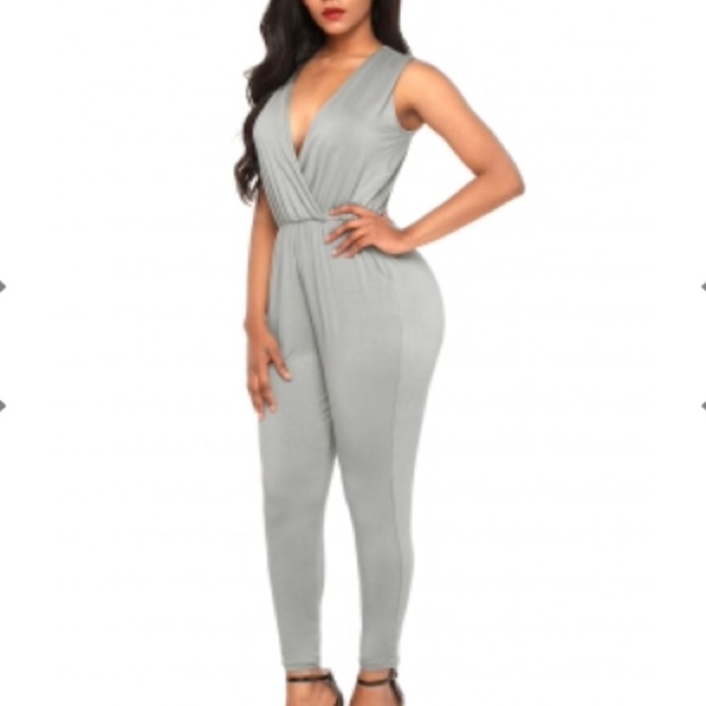Sleeveless deep-v jumpsuit